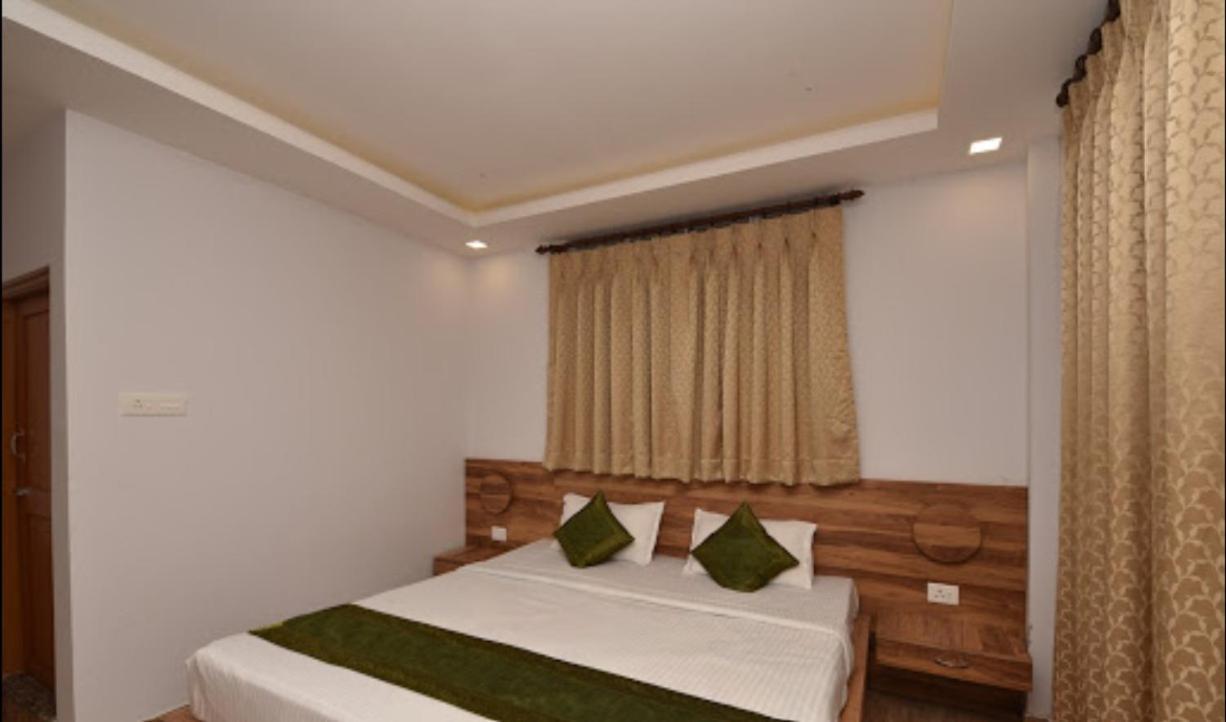 Castle Residency Hotell Shillong Exteriör bild